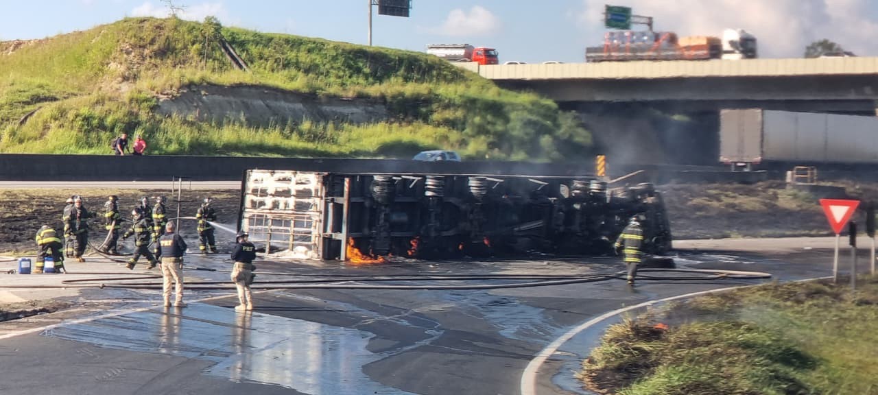 Carreta tomba e interdita acesso da Rodovia Dom Pedro à Dutra, em Jacareí