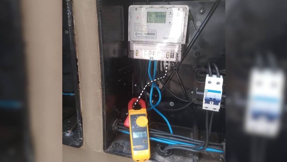 Ligações clandestinas representam riscos a toda a população, já que são feitas de forma irregular — Foto: Energisa/Divulgação