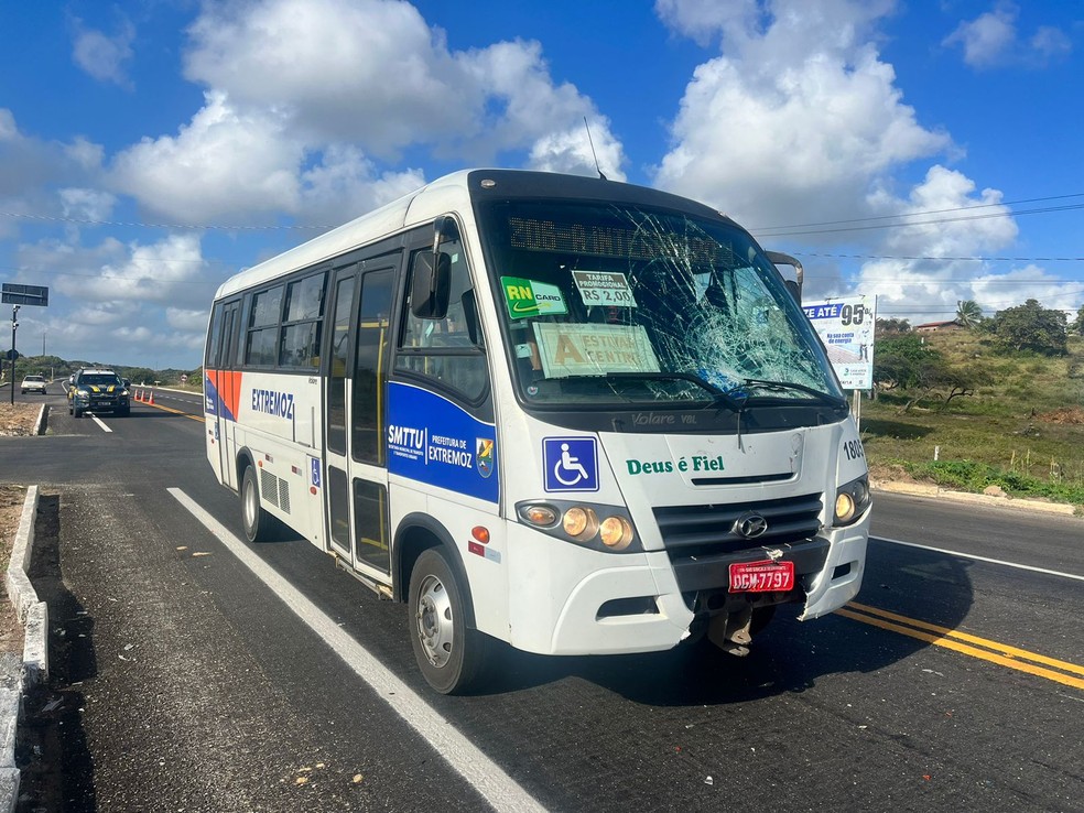 Motociclista morre em colisão com microônibus na BR-101, em Extremoz — Foto: Foto: Vinicius Marinho/Inter TV Cabugi