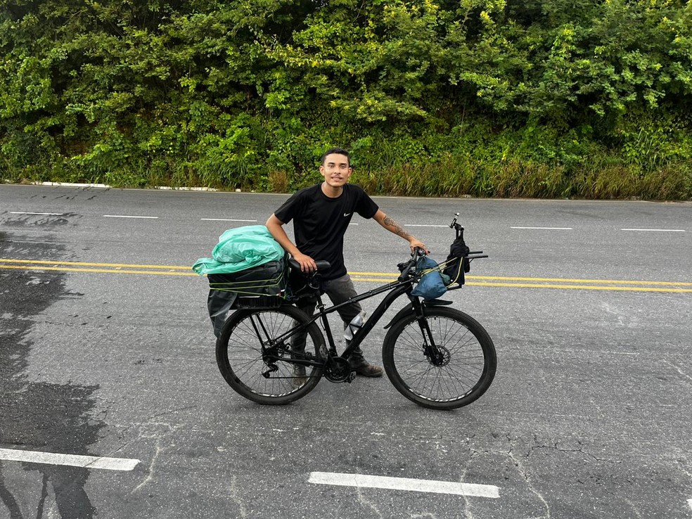 Conheça a história de João Assunção Alves, cearense de 25 anos que decidiu atravessar o país em uma bicicleta. — Foto: Arquivo pessoal