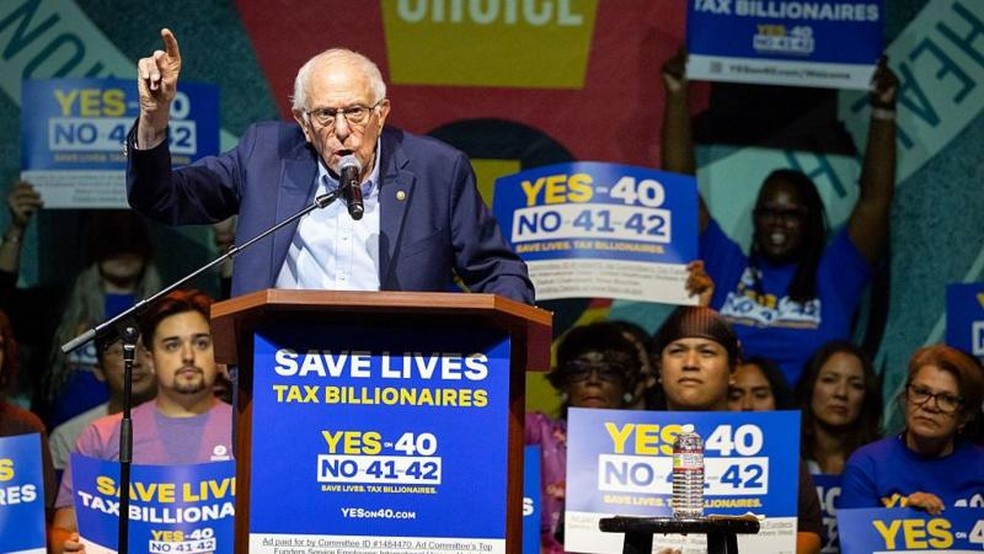 O senador americano Bernie Sanders discursa no comício "Votos Acima de Bilionários" em 5 de outubro, em Los Angeles. — Foto: Getty Images via BBC
