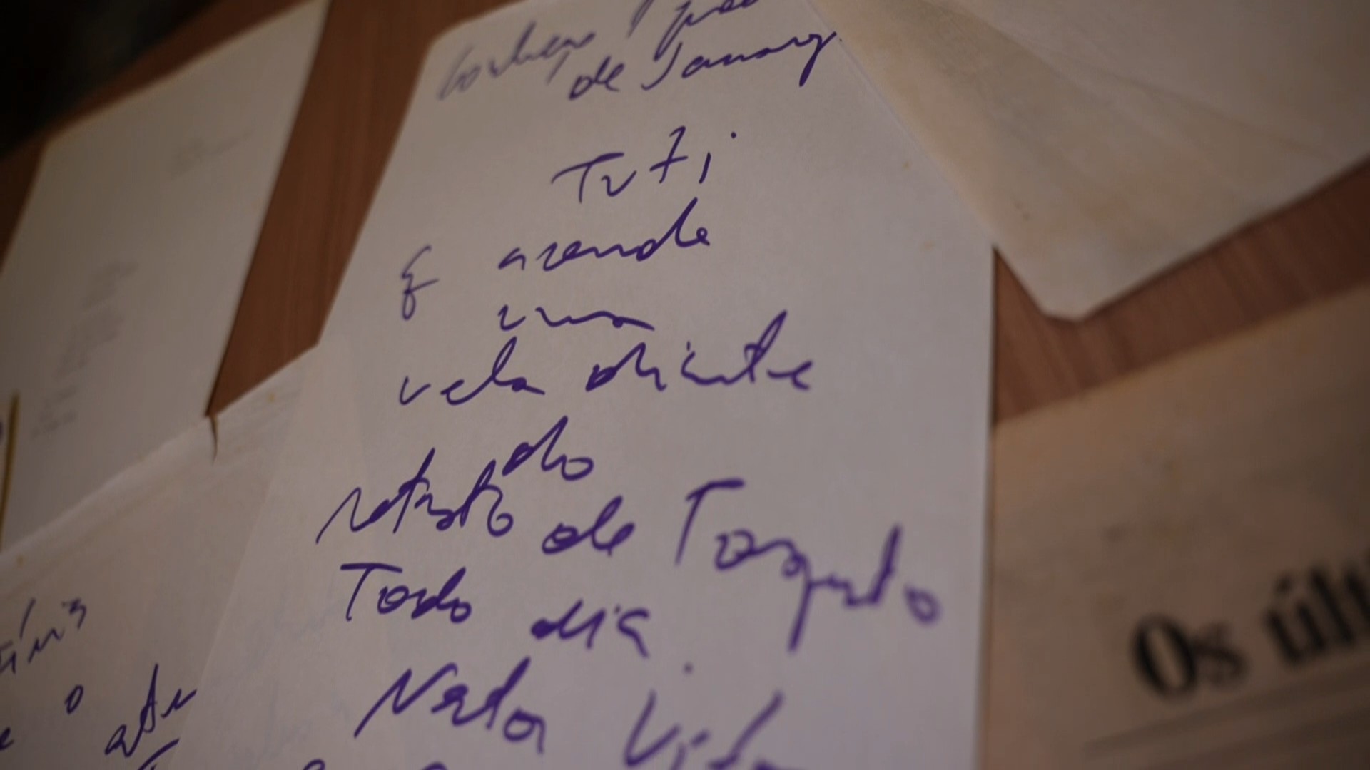 Poemas originais esquecidos por Paulo Leminski em avião são devolvidos 44 anos depois: 'Tem uma poesia nessa história'