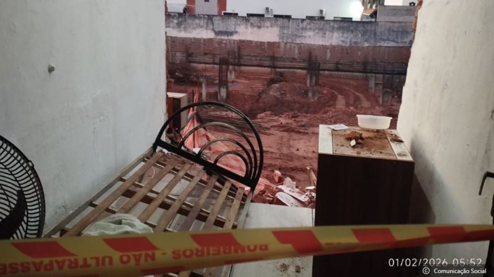 Muro de casa onde moram 10 pessoas desaba em Rio Preto-SP