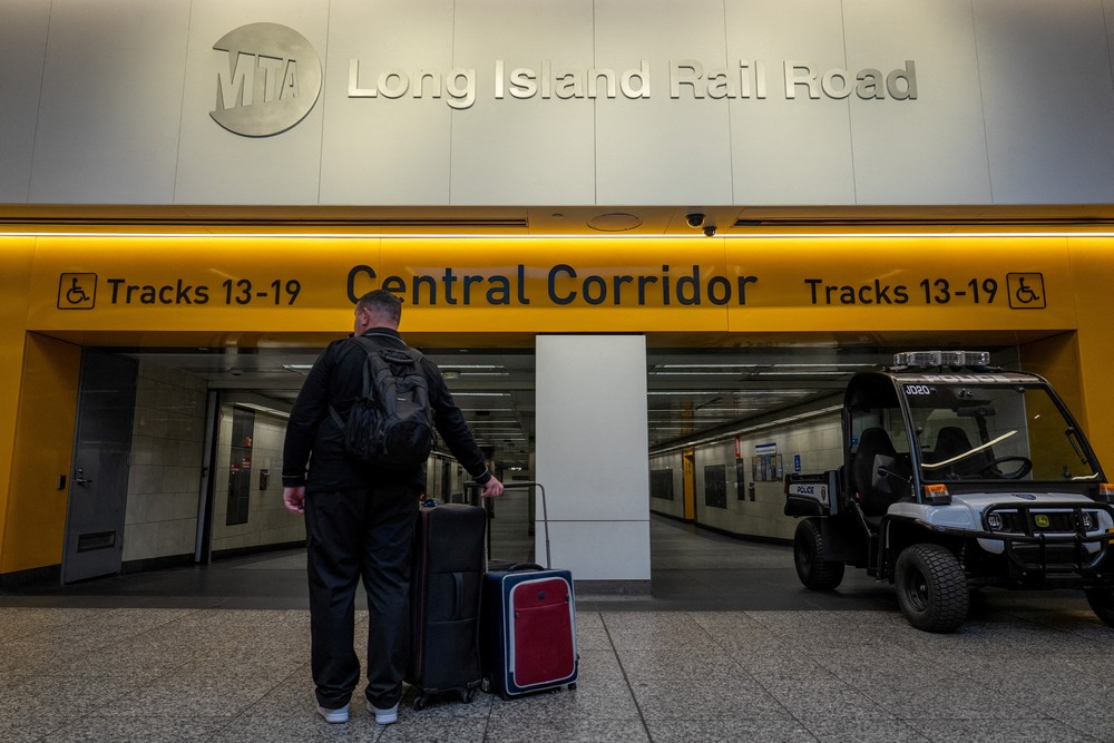 Greve de trabalhadores da Long Island Rail Road interrompe operações de trens em Nova York