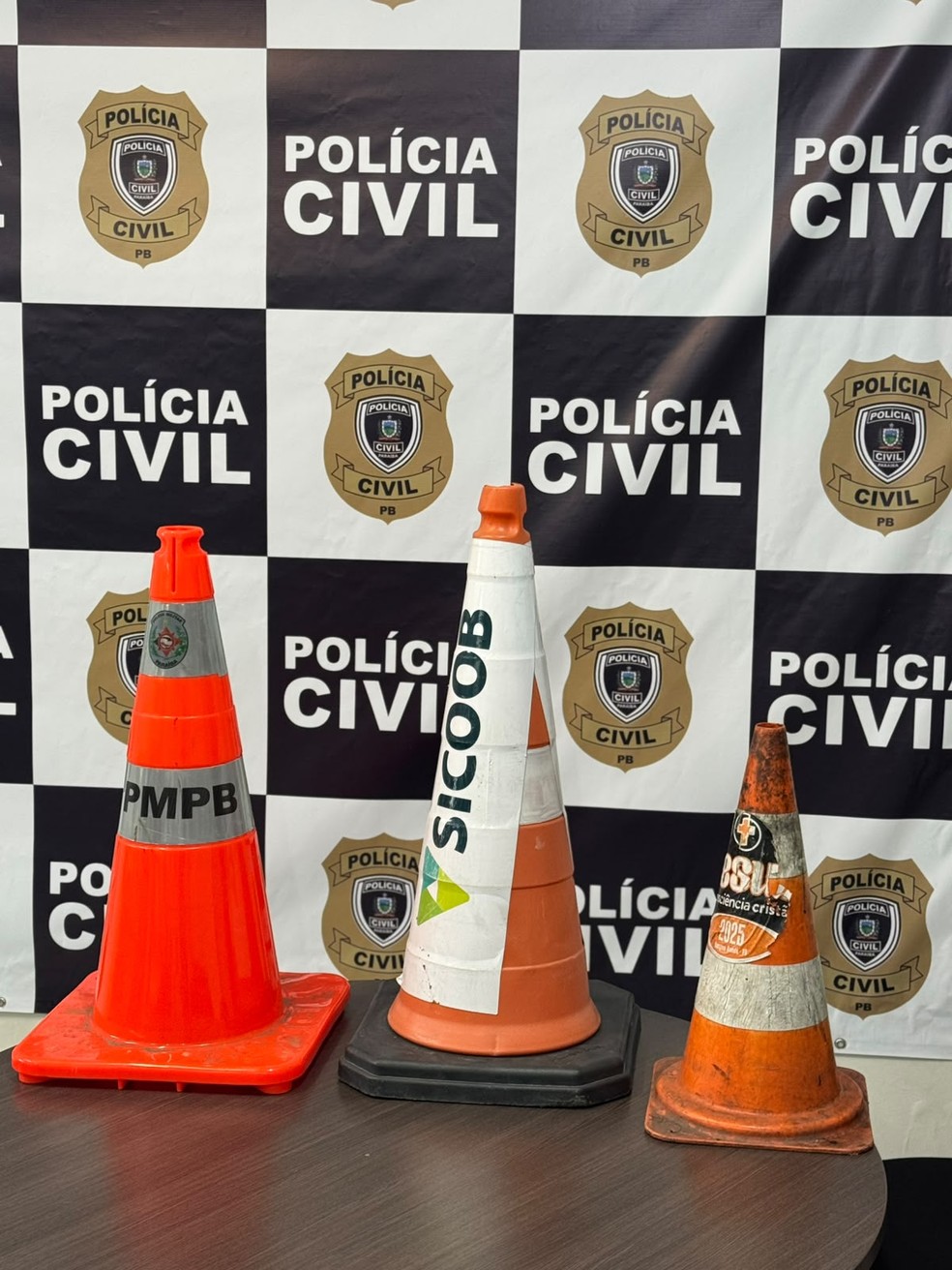 Equipamento furtado e outros dois cones de outros órgãos foram encontrados no terreno atrás da residência do suspeito. — Foto: Divulgação/Polícia Civil