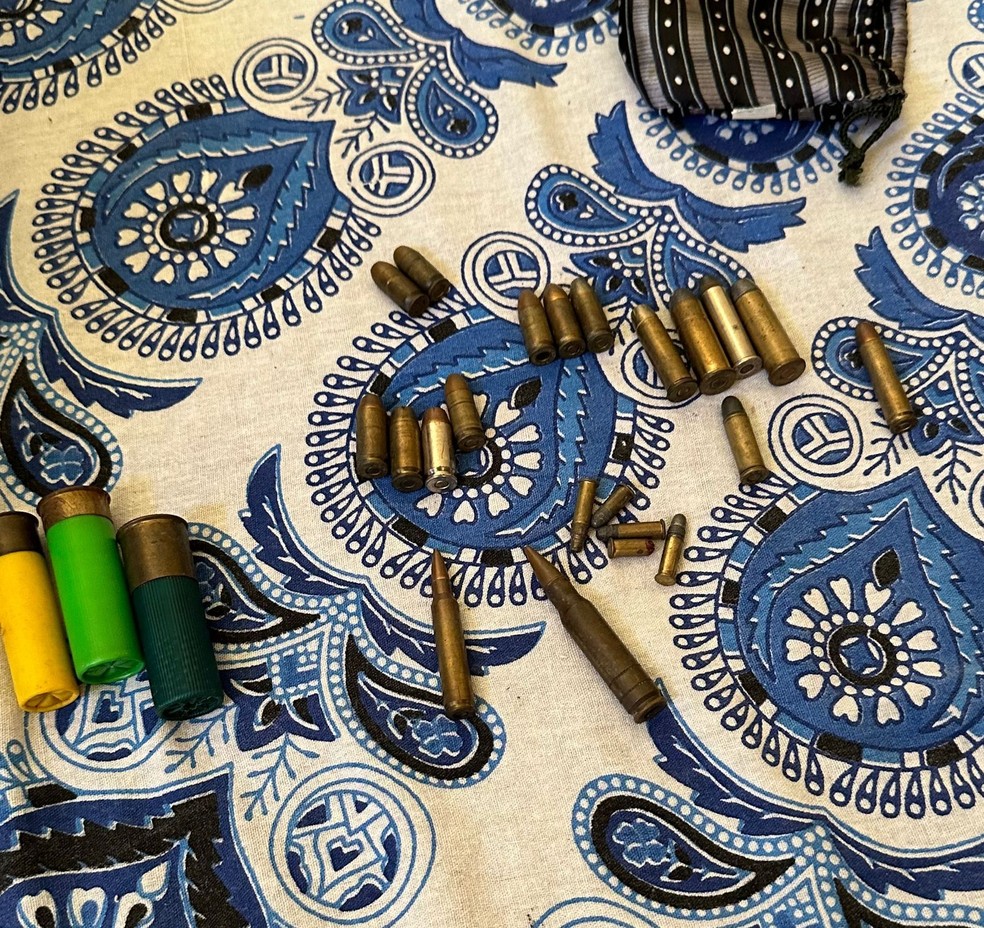 Foram apreendidos aparelhos celulares, documentos e armas, em Salvador, Feira de Santana, Itaberaba, Iaçu e Castro Alves — Foto: SSP