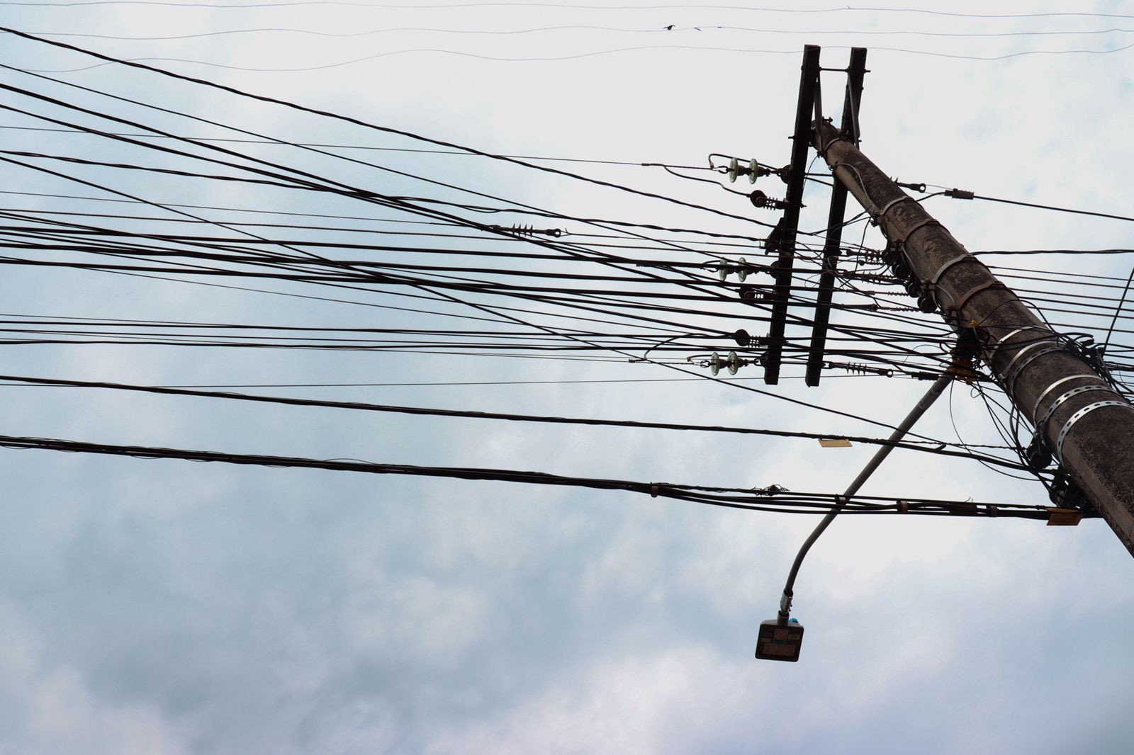 Cemig programa desligamento da rede elétrica em Nova Serrana na próxima semana; veja locais e horários