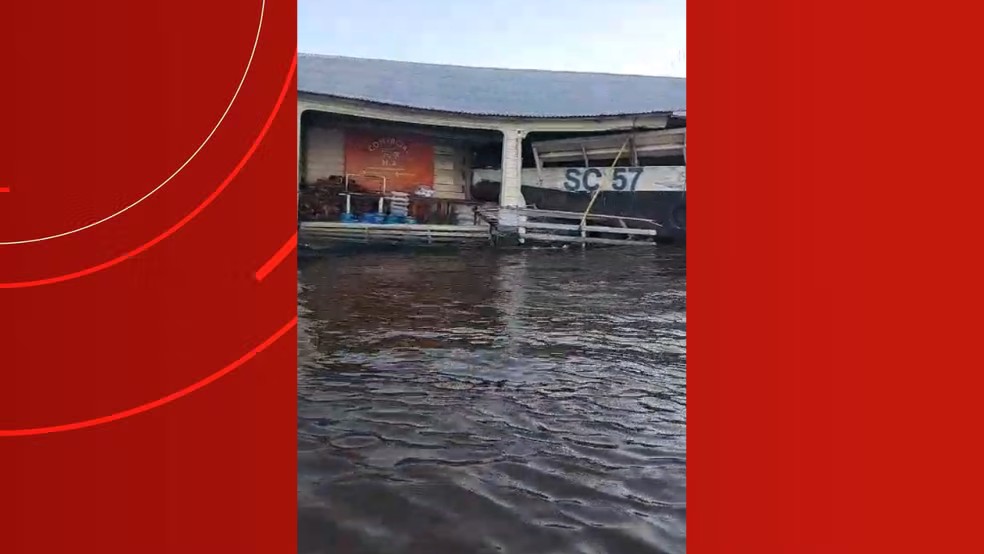 Balsa com contêineres atinge e destrói flutuante em rio do Amazonas; VÍDEO 
