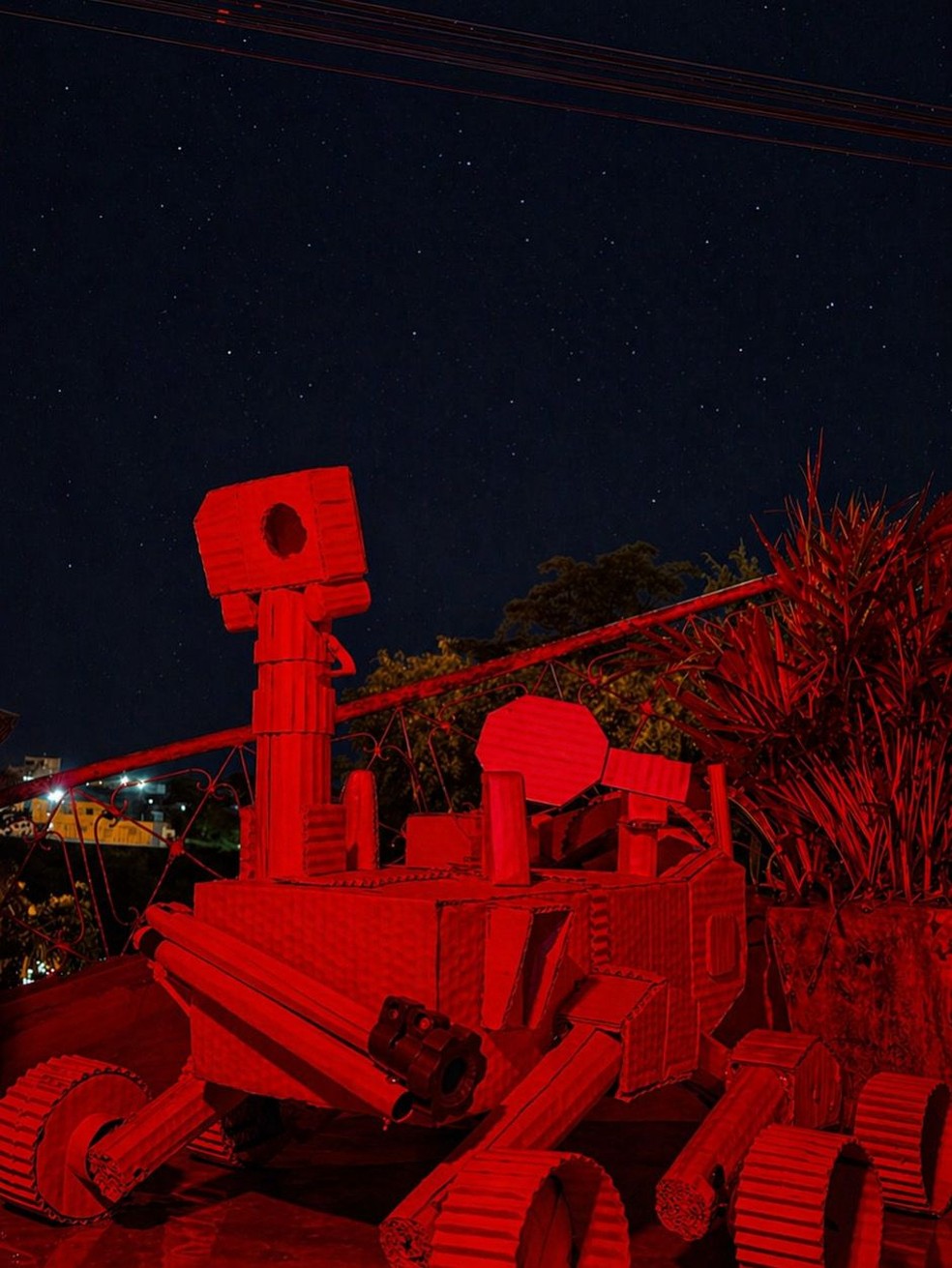 Lucas fez uma r�plica do rob� Perseverance Rover que foi enviado para Marte em 2021, com papel�o � Foto: Arquivo Pessoa/Lucas Gabriel
