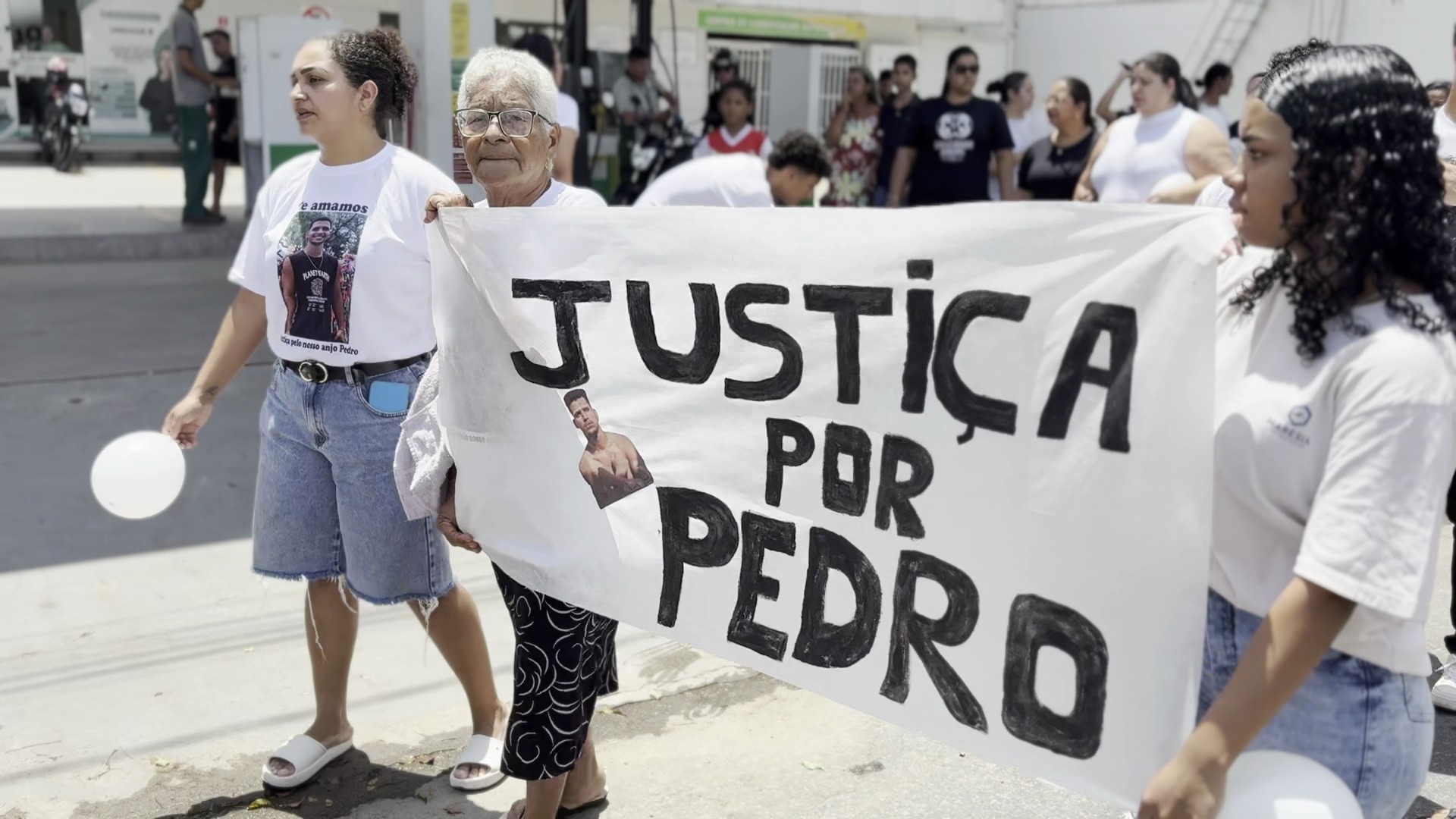 Família realiza protesto após morte de jovem atropelado por caminhão-caçamba em João Pessoa
