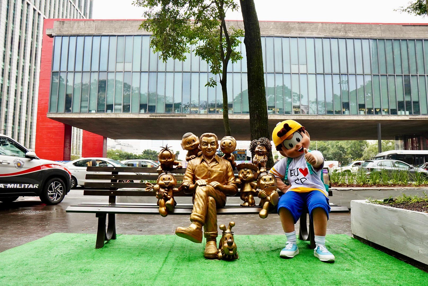 Banco de bronze celebra os 90 anos de Mauricio de Sousa em São Paulo