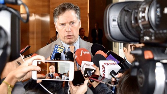 Sem citar Moraes, integrante do governo Trump diz que 'um único' ministro do STF usurpou poder no Brasil e que 'ameaça líderes com prisão' - Christopher Landau, vice-secretário do Departamento de Estado americano, escreveu em uma rede social que ministro "destruiu a relação historicamente próxima do Brasil com os EUA". No início da semana, ele já tinha escrito que o ministro arrasta o Brasil para uma ditadura judicial.
