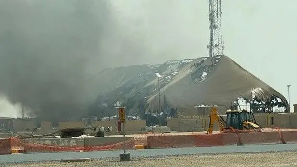 Foto sem data mostra fumaça subindo de uma estrutura danificada por um ataque iraniano no acampamento Buehring, no Kuwait — Foto: CBS News via BBC