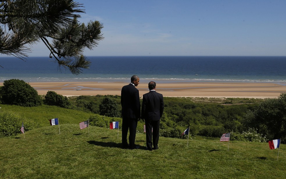 Barack Obama e Fran�ois Hollande olham para a praia de Omaha, um dos locais do desembarque dos aliados no 70 � anivers�rio do Dia D em Colleville sur Mer, na Normandia, Fran�a � Foto: Charles Dharapak/AP