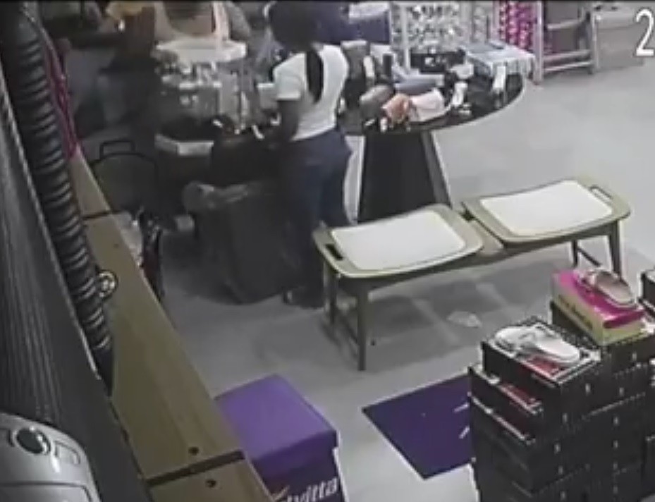 VÍDEO: Mulheres furtam expositor de relógios escondendo objeto dentro de cesto de lixo no interior do RN