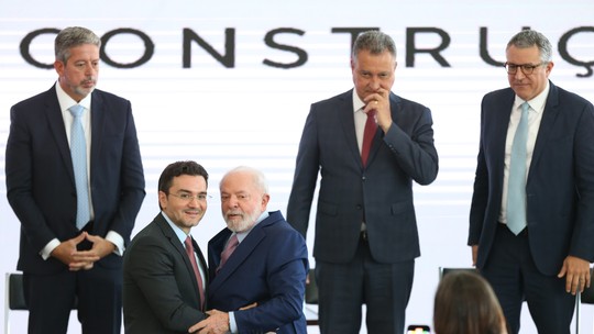 Ministro do Turismo tenta permanecer no cargo, mas é pressionado pelo União Brasil e pode ser expulso do partido - Partido discute não fazer mais parte do governo, mas indicados do presidente do Senado, filiado à sigla, devem permanecer nos cargos.
