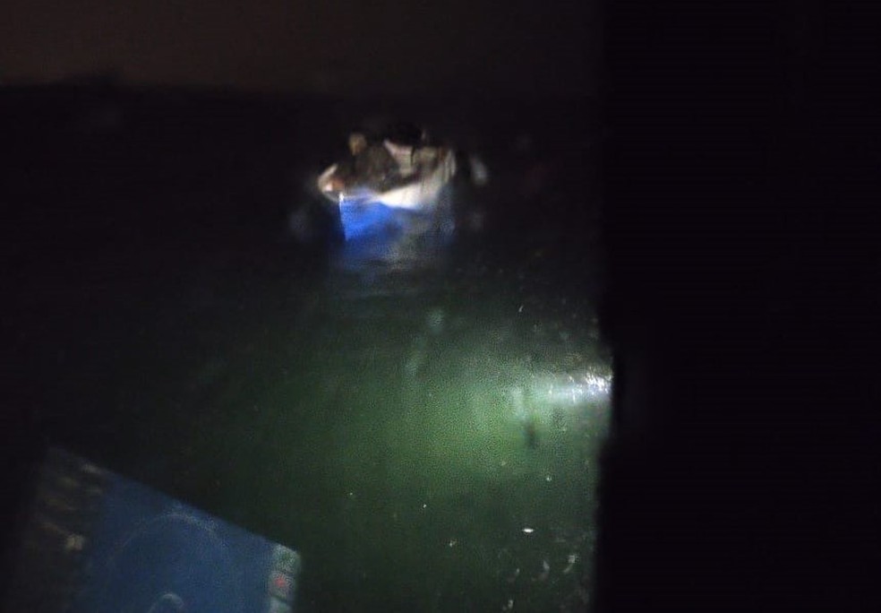 Homem é resgatado após ficar 9 horas à deriva no mar em lancha de 3 metros na chuva e frio em SC; VÍDEO — Foto: CBMSC/Divulgação