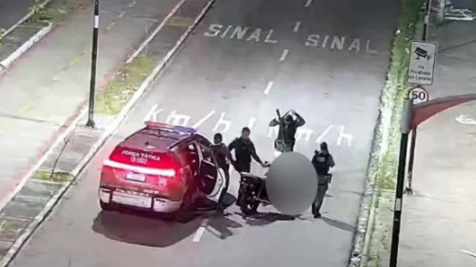 Homem furta moto, perde o controle do veículo duas vezes na fuga e é preso em Fortaleza; veja vídeo