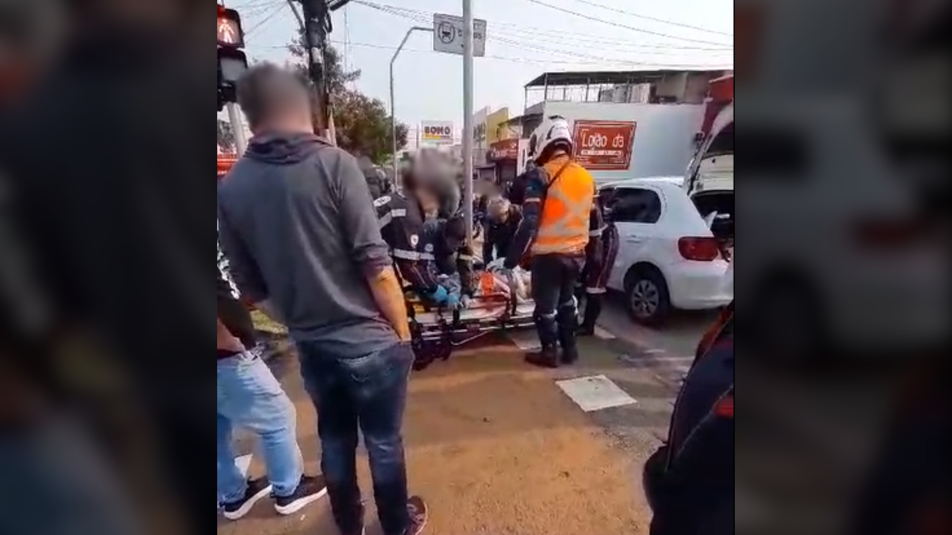 Acidente entre carro e moto deixa dois feridos na Avenida Itavuvu em Sorocaba