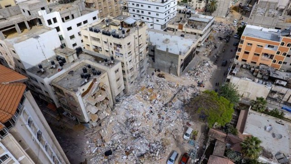 Três edifícios desabaram na cidade de Gaza em 2021, depois que túneis próximos foram atingidos por um ataque aéreo israelense — Foto: AFP