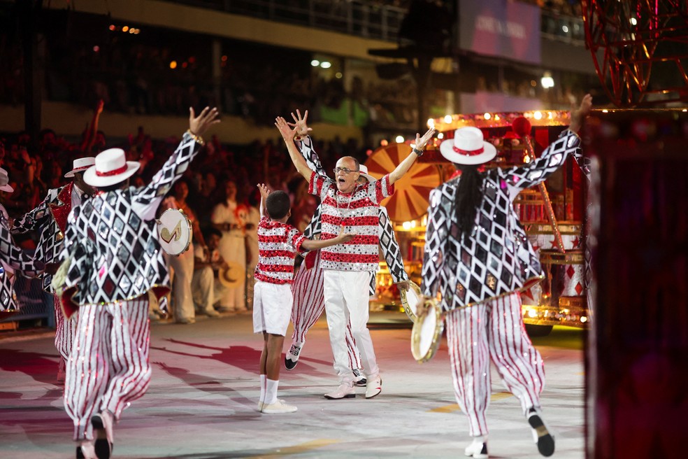 Mestre Ciça, homenageado no enredo da Viradouro, participa do desfile na Sapucaí. — Foto: REUTERS/Ricardo Moraes