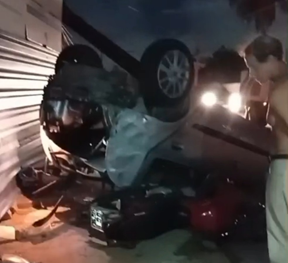 Carro capotou em Pium, na Grande Natal — Foto: Reprodução