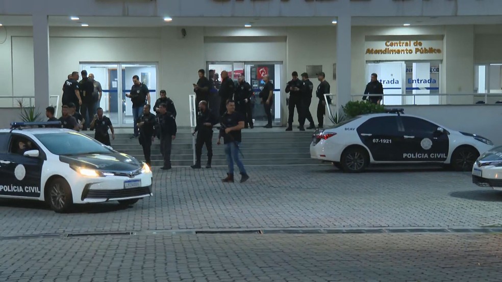 Agentes da Polícia Civil fazem operação na Cidade Alta — Foto: Reprodução / TV Globo