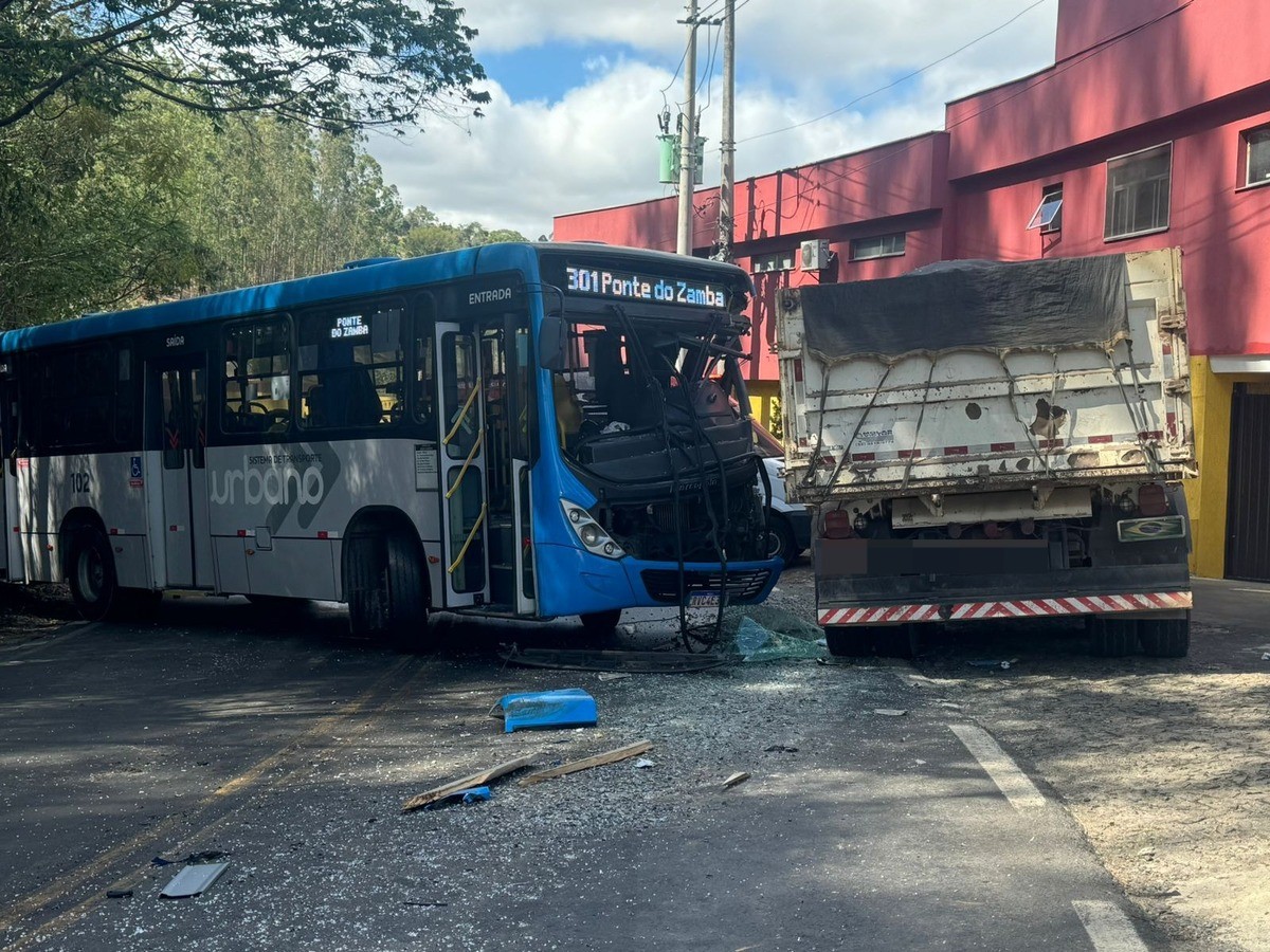 Batida entre ônibus urbano e carreta deixa mais passageiros feridos na Estrada União Indústria, em Juiz de Fora