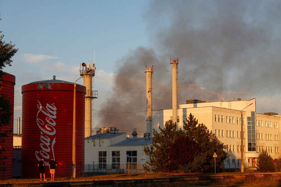 Fábrica da Coca-Cola em chamas após ataque na região de Kiev, na Ucrânia — Foto: Valentyn Ogirenko/Reuters