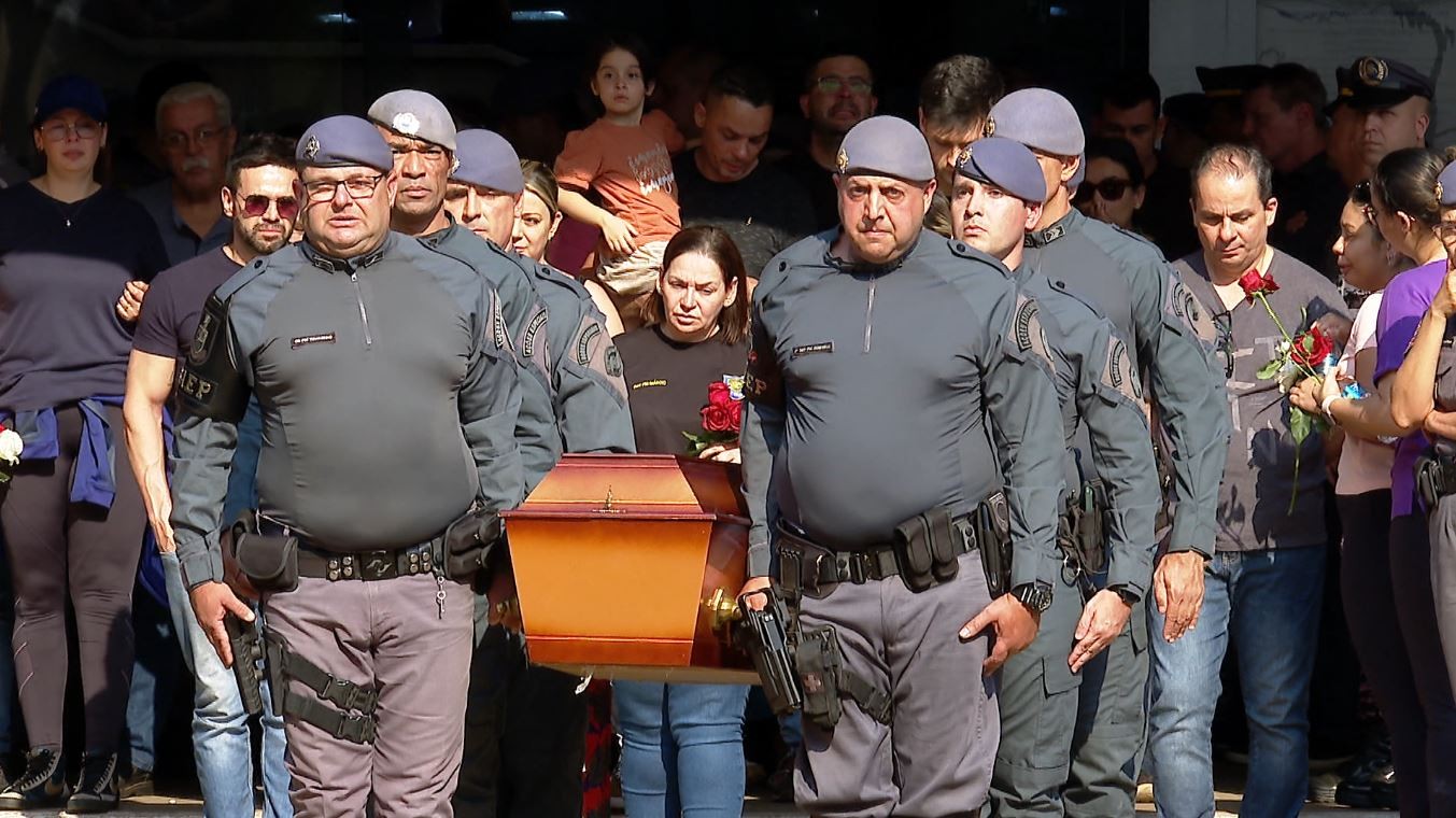 Corpo de sargento da PM morto em confronto com criminosos é sepultado em Ribeirão Preto, SP