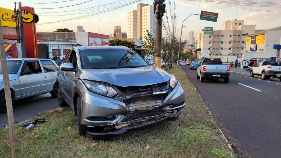 Engavetamento entre três carros deixa uma pessoa ferida, em Presidente Prudente (SP) — Foto: Marcos Tadeu/TV Fronteira