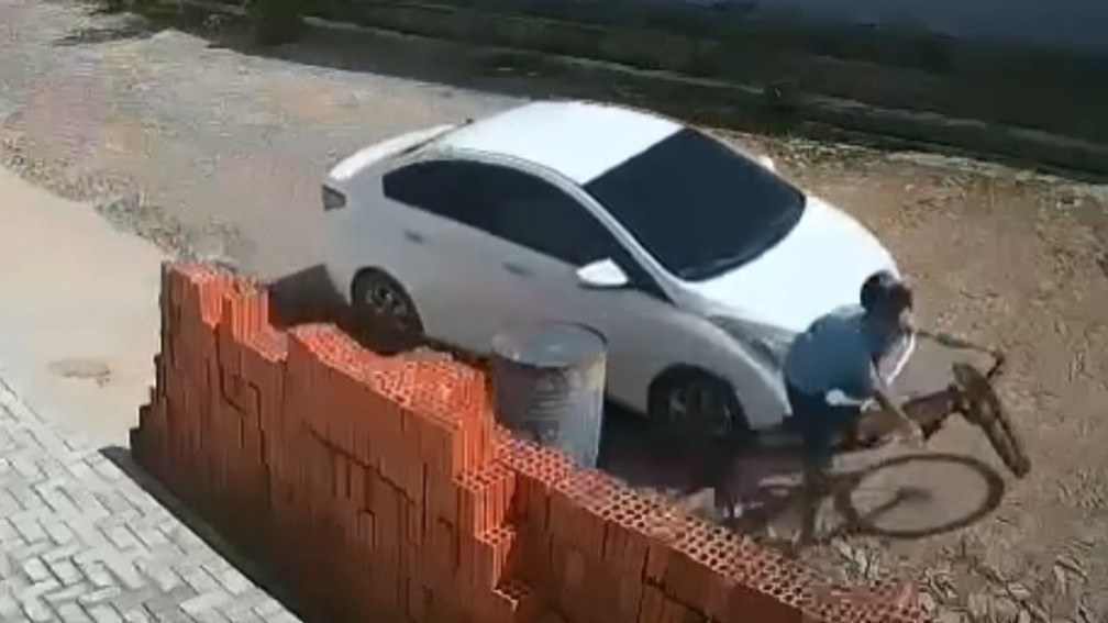 Motorista persegue e atropela adolescente em bicicleta na cidade de Iguatu, interior do Ceará — Foto: Reprodução