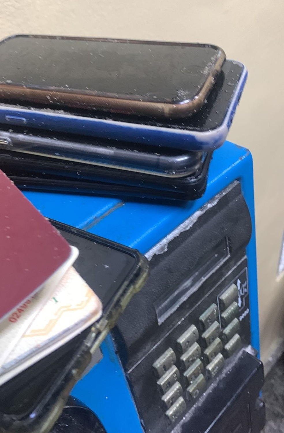 Telefones celulares recuperados pela Polícia Militar durante show na Praia de Copacabana — Foto: Divulgação/ PMERJ
