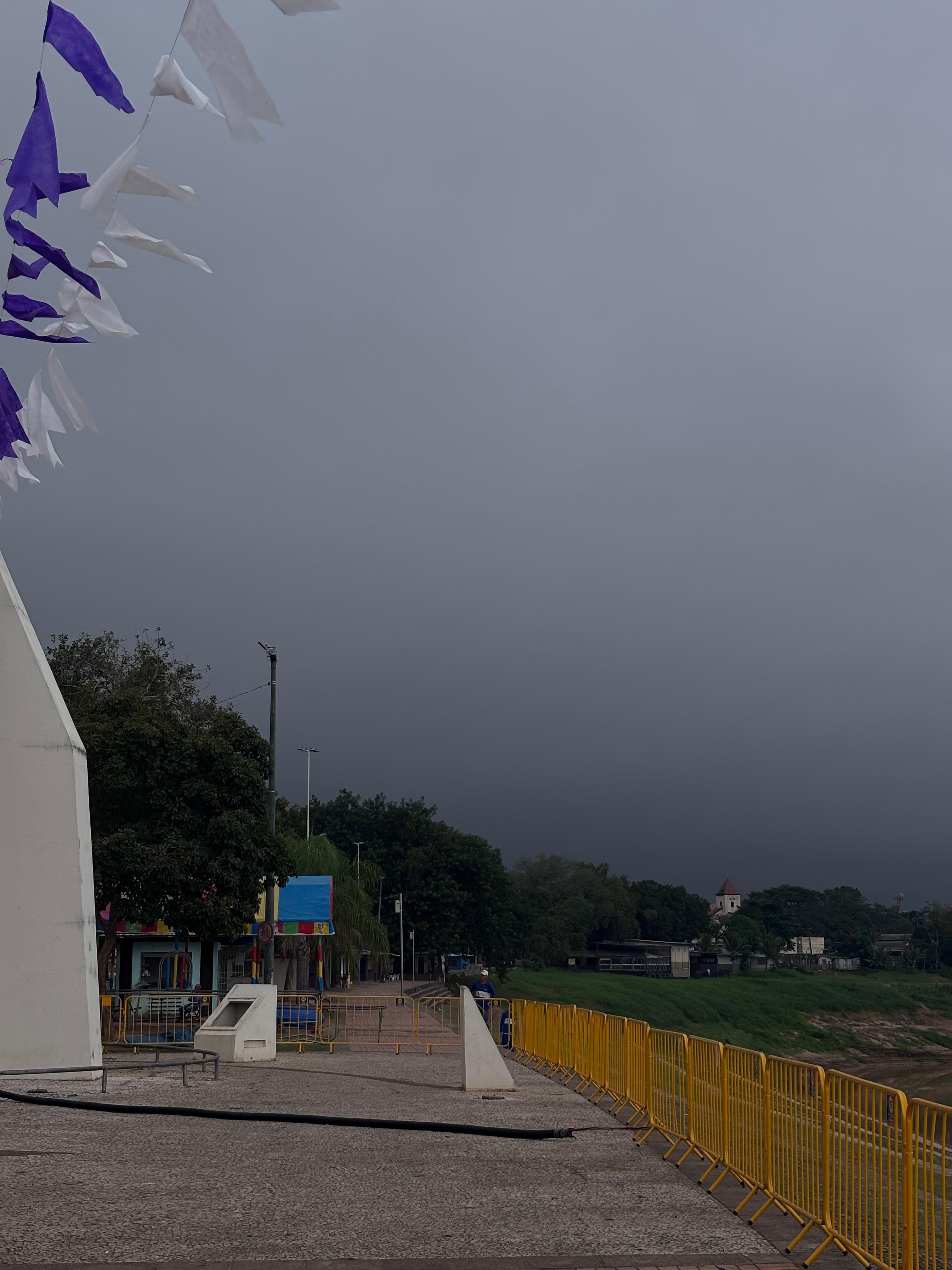 Frente fria atinge Rio Branco com alerta de chuvas intensas