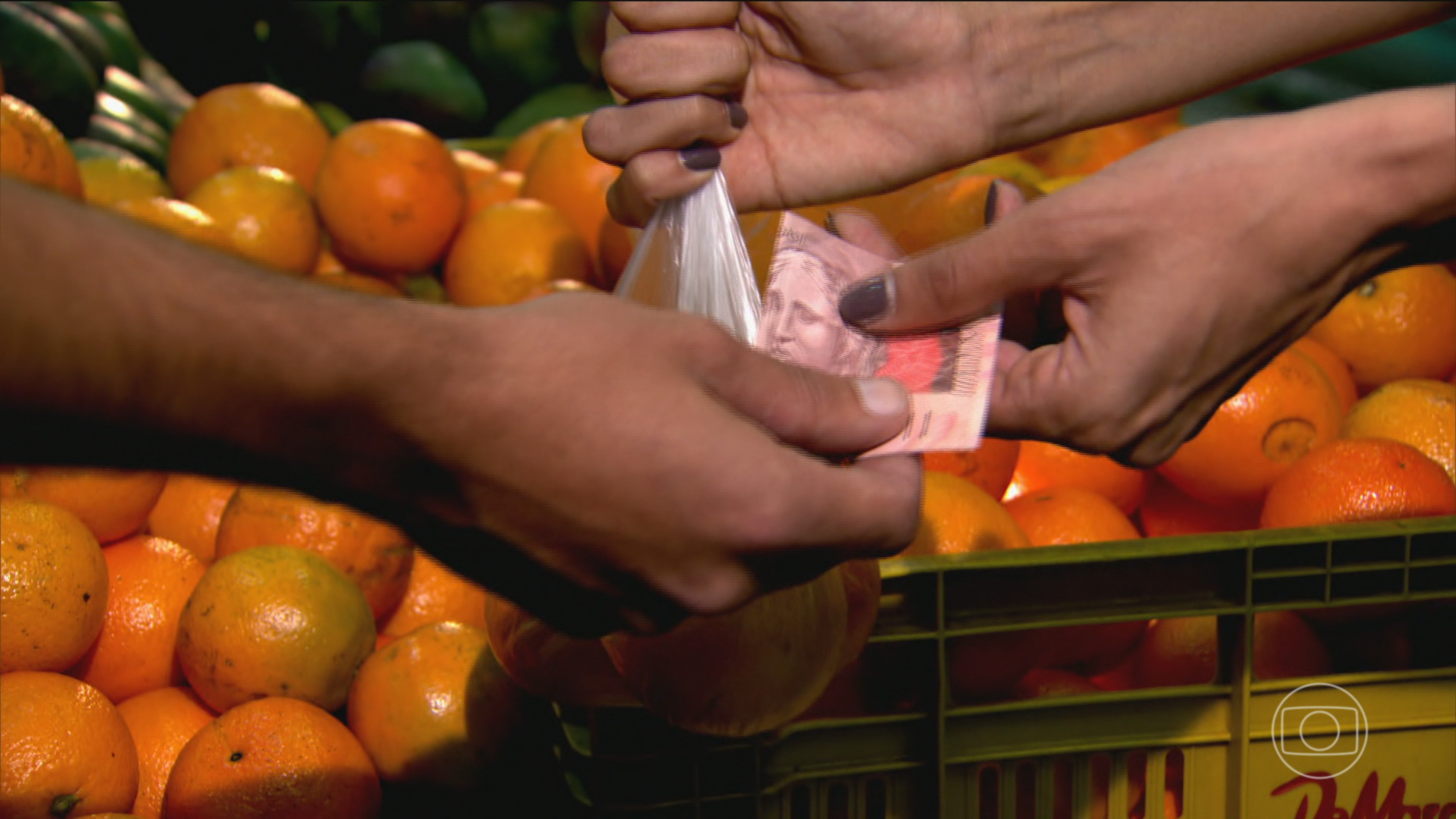 Fazenda reduz previsão de crescimento da economia para 2% e cita alta do peso das dívidas das famílias