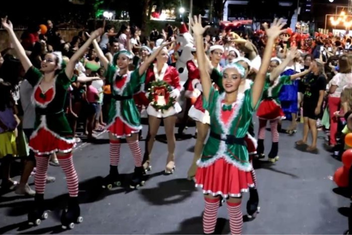 Parada de Natal provoca alterações no trânsito da Rua Gastronômica de Santos; confira