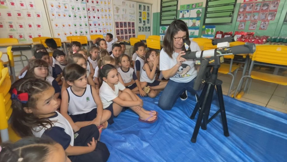 Professora usa gibis da Turma da Mônica para alfabetizar crianças em Bauru (SP) — Foto: Marcelo Risso/TV TEM