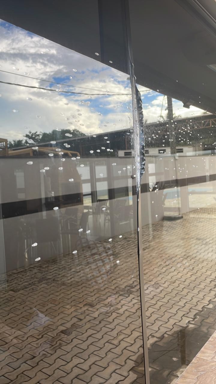 Vidros com marcas de tiros