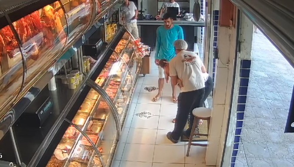 Açougueiro salva vida de bebê de 11 meses — Foto: Reprodução/ Câmera de Segurança