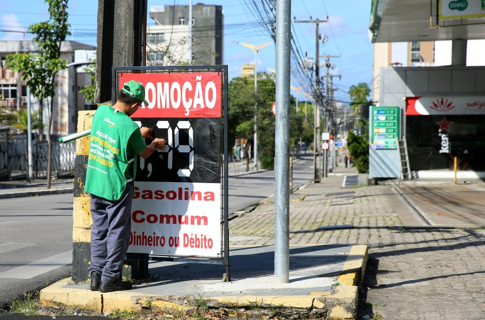 Postos de combustíveis em Fortaleza começam a aplicar o reajuste nos preços da gasolina e do diesel. — Foto: Fabiane de Paula/Sistema Verdes Mares