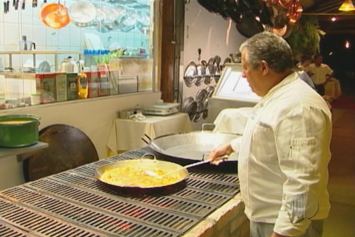 Festa do Divino Espírito Santo tem convites à venda para jantar do frango à basilicata