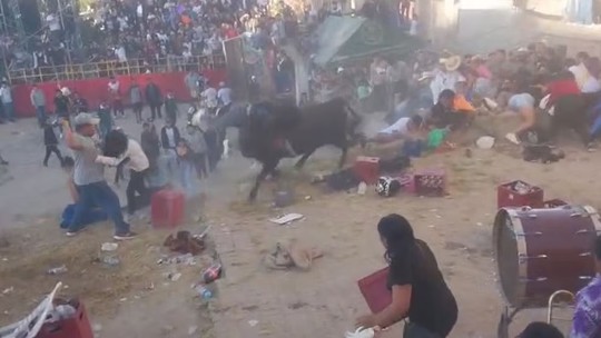 Touro escapa de rodeio e deixa ao menos 30 feridos em cidade no Peru 