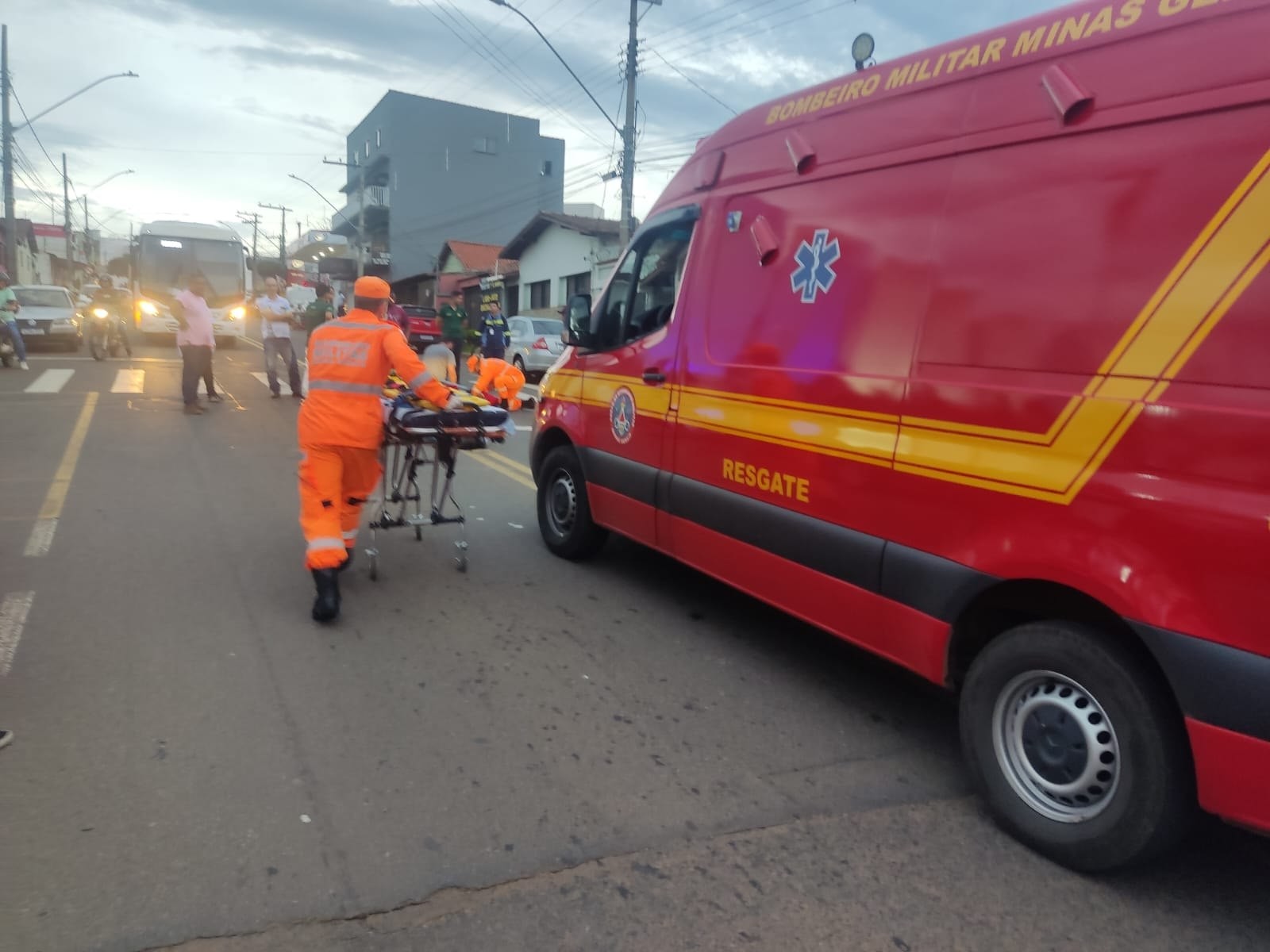 Avó e neta são atropeladas por moto conduzida por adolescente em avenida de Araxá 