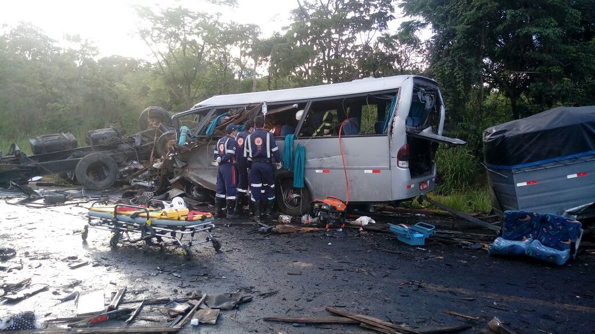 Ônibus bate de frente com van na BR-251 e deixa dois mortos e 10 feridos