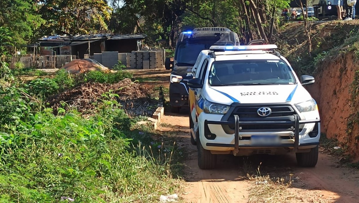 Corpo de homem é encontrado caído em barranco às margens da BR-116, em Governador Valadares