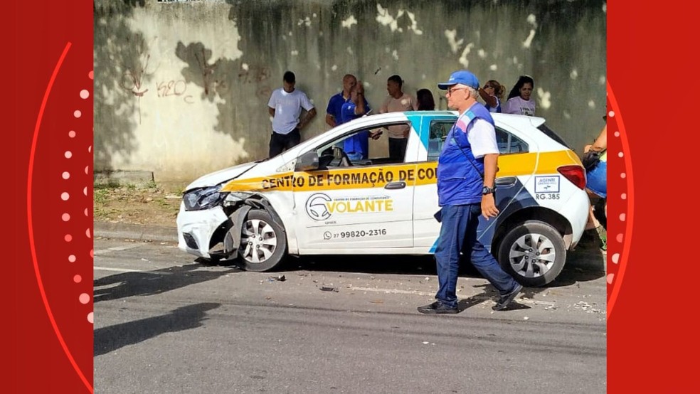 Aluna confunde pedais no teste de baliza na prova do Detran e bate em dois carros de autoescola no Espírito Santo — Foto: Redes sociais