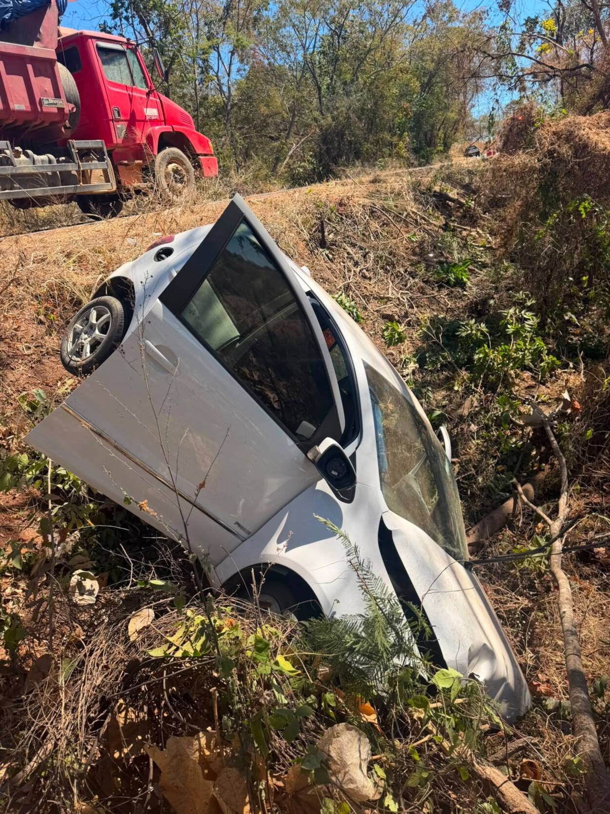 Bebê preso em cadeirinha tem apenas escoriações após carro capotar e sair da pista na MG-308