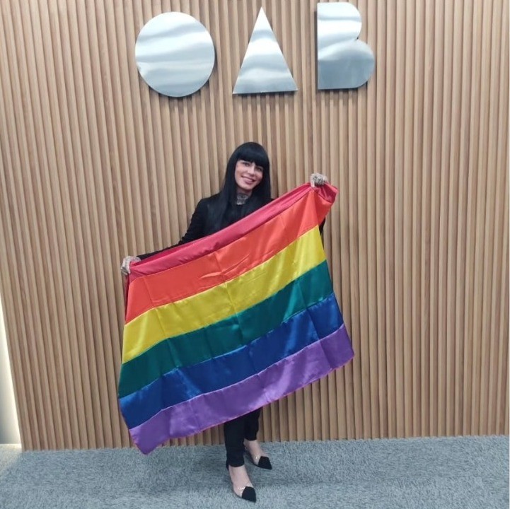 Dia do Orgulho: Mulher transexual ingressou na faculdade de direito para se dedicar ao combate do preconceito contra a comunidade LGBTQIAPN+