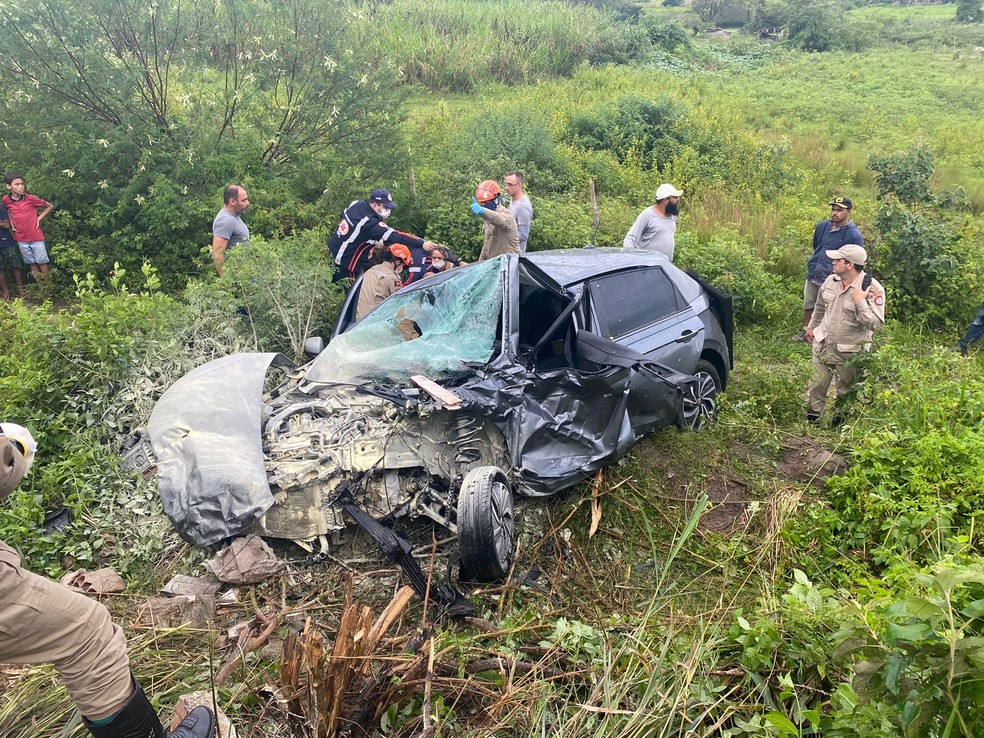 Carro ficou destroçado após se chocar com veículo que tentou fazer ultrapassagem na BR-104. — Foto: Pollyane Mendes