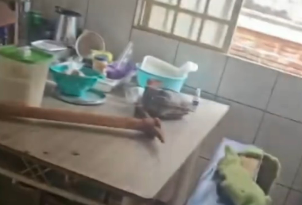 Picareta encontrada no quarto em que a vítima estava trancada. — Foto: Reprodução - RPC